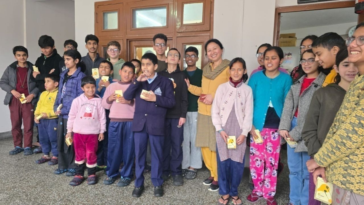 सैंज कॉलेज ने दृष्टिहीन छात्रों को दिए ईयरफोन, पढ़ाई में मिलेगी सहायता