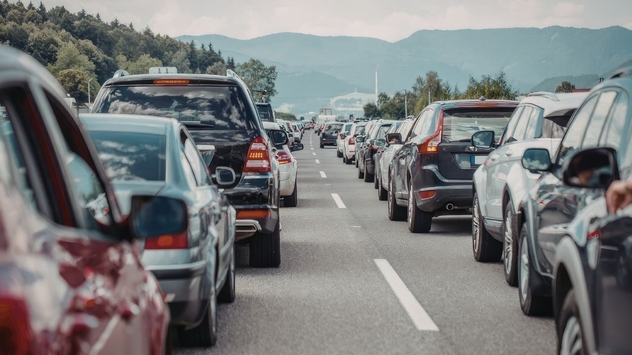 शिमला में ट्रैफिक जाम ने बिगाड़ी रफ्तार, घंटों तक सड़कों पर फंसे लोग