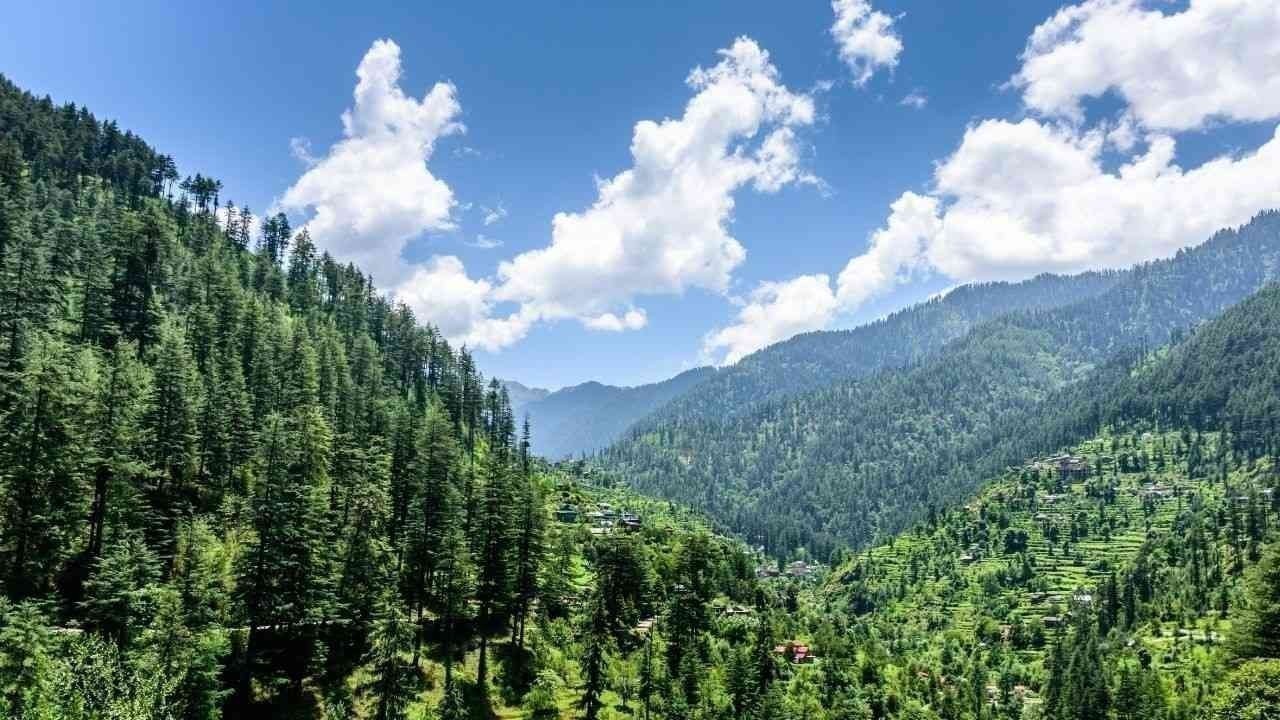 हिमाचल में भारी बारिश और बर्फबारी से बढ़ी ठंड, कई जिलों में ऑरेंज अलर्ट जारी