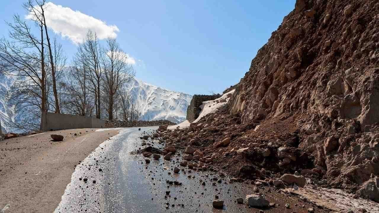 इनर अखाड़ा कुल्लू में भूस्खलन, जिला प्रशासन ने 5-6 घर खाली कराए