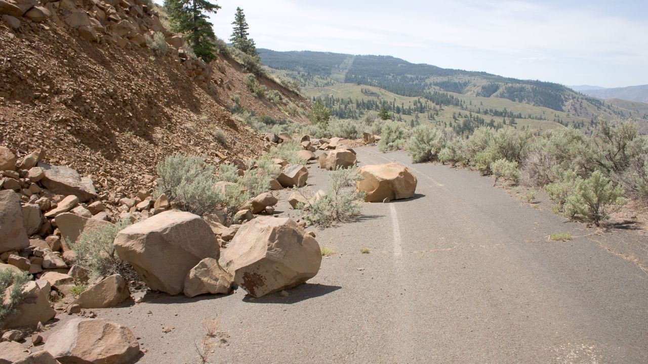 रोपड़ू नाला के पास लैंडस्लाइड: हाईवे जाम, पंचायत भवन में शिफ्ट हुए लोग