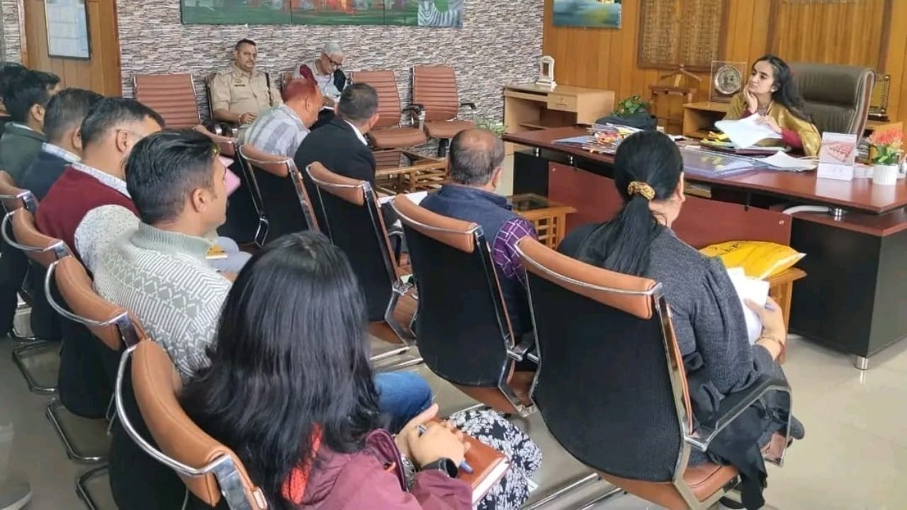 हमीरपुर में गैस आपूर्ति की समीक्षा, उपायुक्त ने अधिकारियों को दिए जरूरी निर्देश