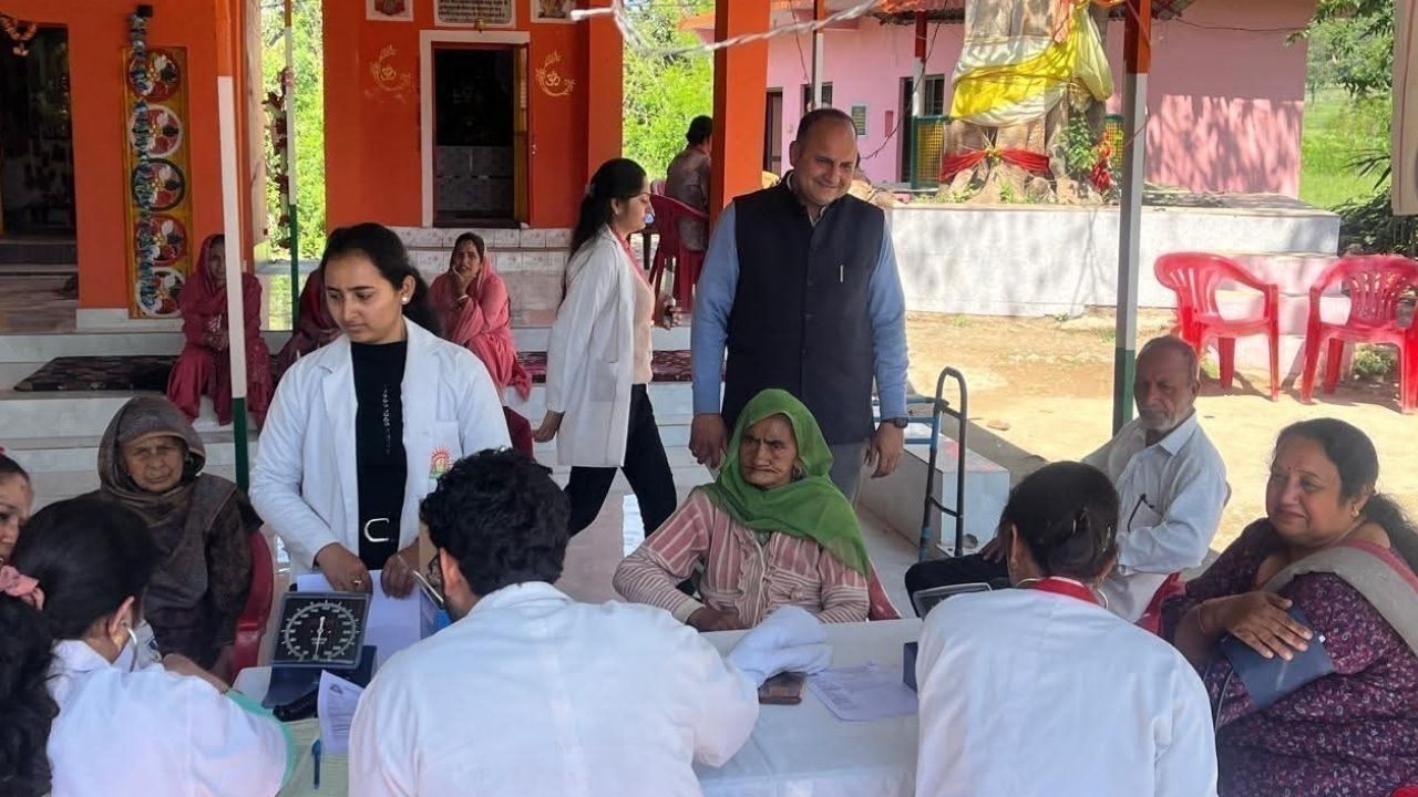 नैना देवी मंदिर टकरेड़ा में निशुल्क चिकित्सा शिविर आयोजित, 170 से अधिक लोगों की जांच