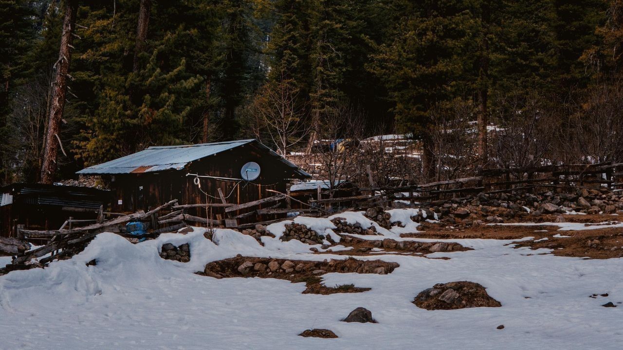 हिमाचल में अचानक बदला मौसम, कई सड़कें बंद और बिजली व्यवस्था प्रभावित