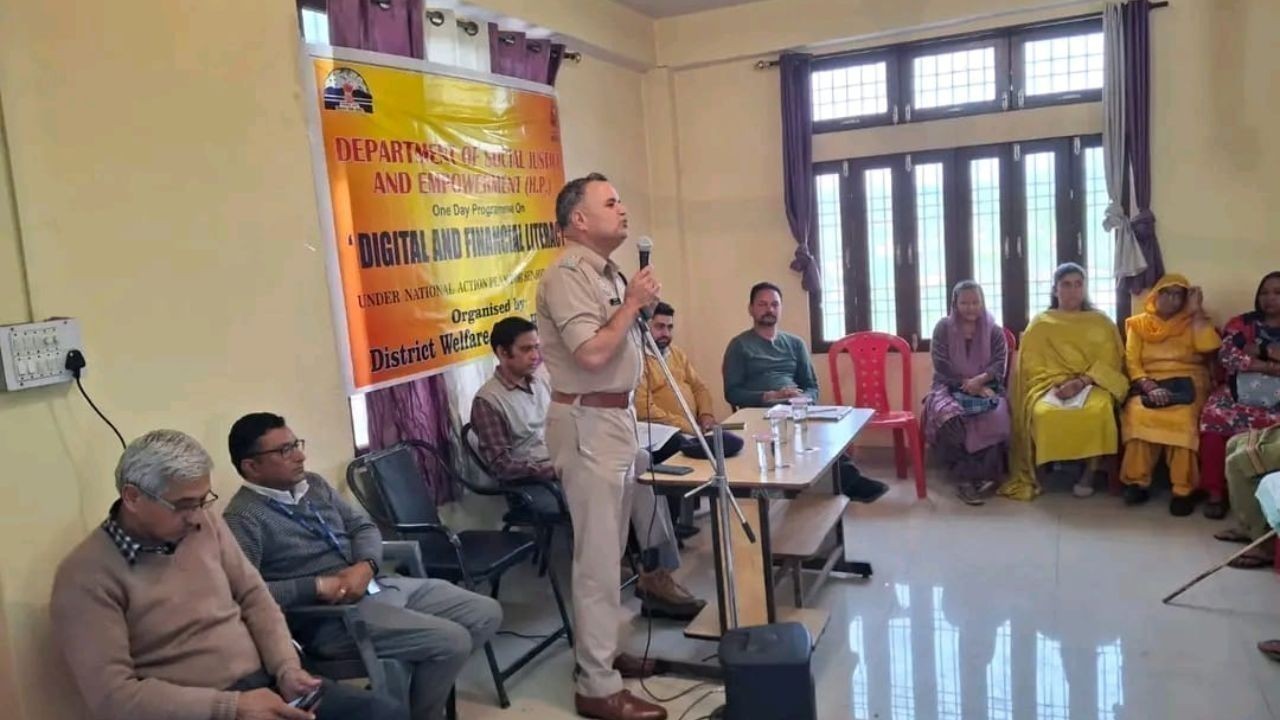 साइबर अपराध से बचाव के लिए बुजुर्गों को दी गई महत्वपूर्ण जानकारी