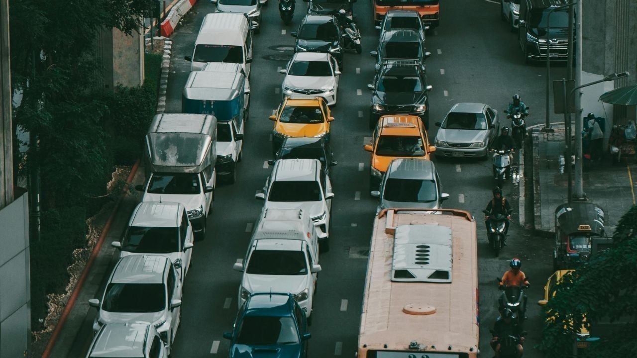 घुमारवीं के गांधी चौक में अव्यवस्थित पार्किंग से रोज लग रहा जाम, लोग परेशान