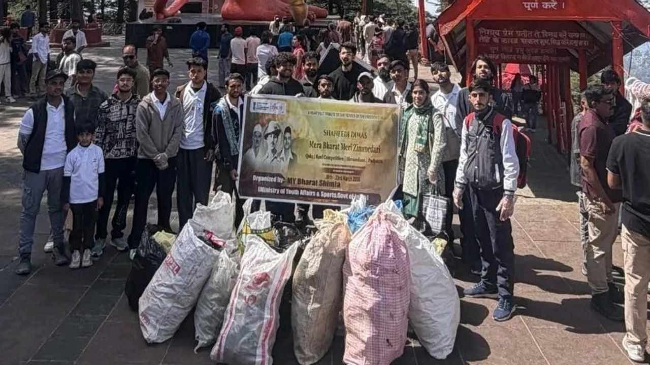 जाखू  पर चला स्वच्छता अभियान, युवाओं ने जुटाया 120 किलो प्लास्टिक कचरा