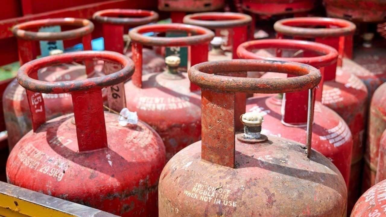 इंदौरा स्कूलों में गैस की भारी कमी से मिड-डे मील बनाने में प्रशासन और वर्कर परेशान