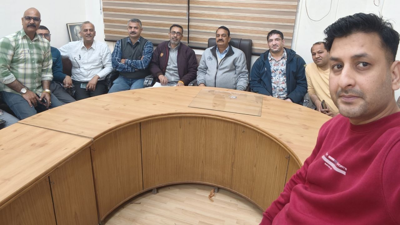 हमीरपुर व्यापार मंडल की बैठक: शहर की समस्याओं और समाधान पर चर्चा