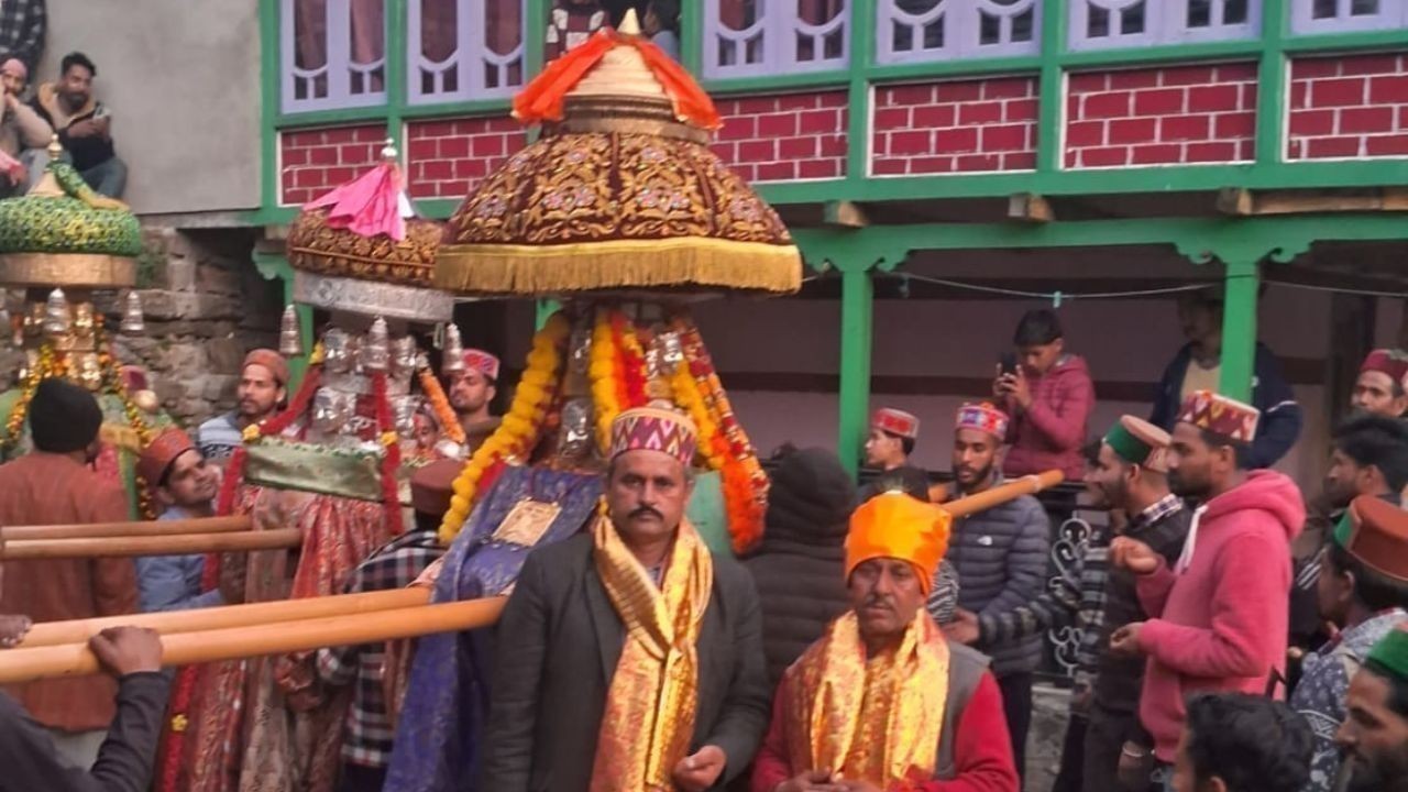 सैंज में प्रेमचंद की ताजपोशी, देवरथों की उपस्थिति में हुआ भव्य कार्यक्रम