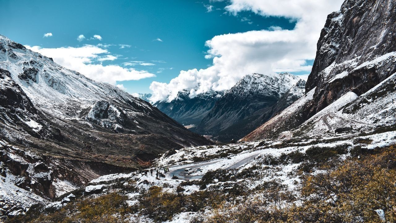 हिमाचल में बर्फबारी और बारिश से बदला मौसम, कई जिलों में अलर्ट जारी