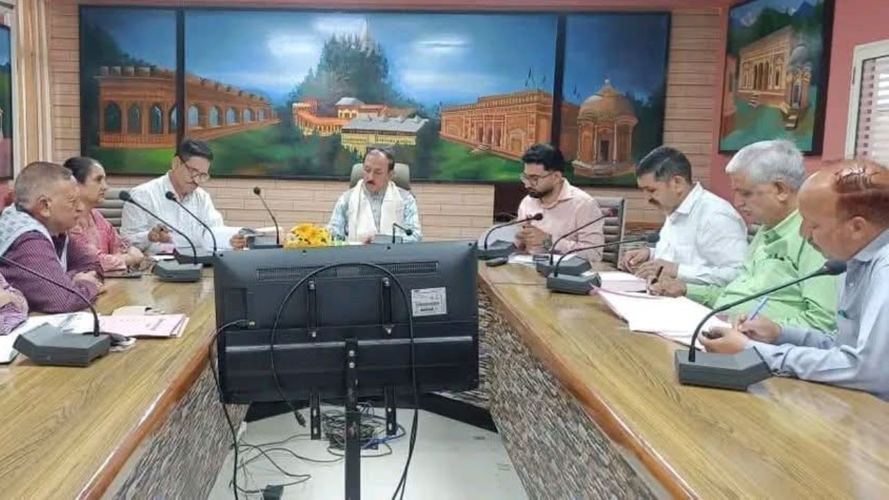 हमीरपुर में राशन व्यवस्था पर सख्ती, डिपो की सफाई और अनाज की जांच के आदेश