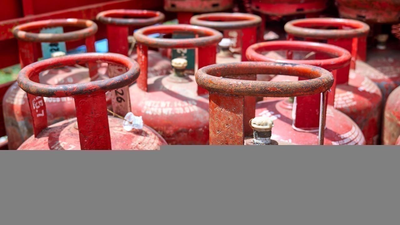 एलपीजी सिलेंडर महंगा, छोटे और कॉमर्शियल गैस के दाम बढ़े, आम लोगों पर बढ़ा बोझ