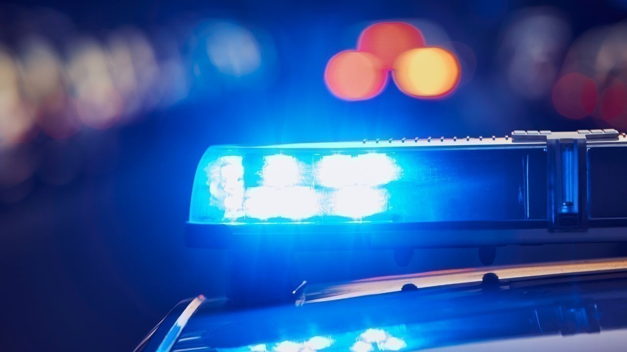 लोन वसूली करने गए बैंक कर्मियों को घर में बंद कर आरोपी ने की मारपीट