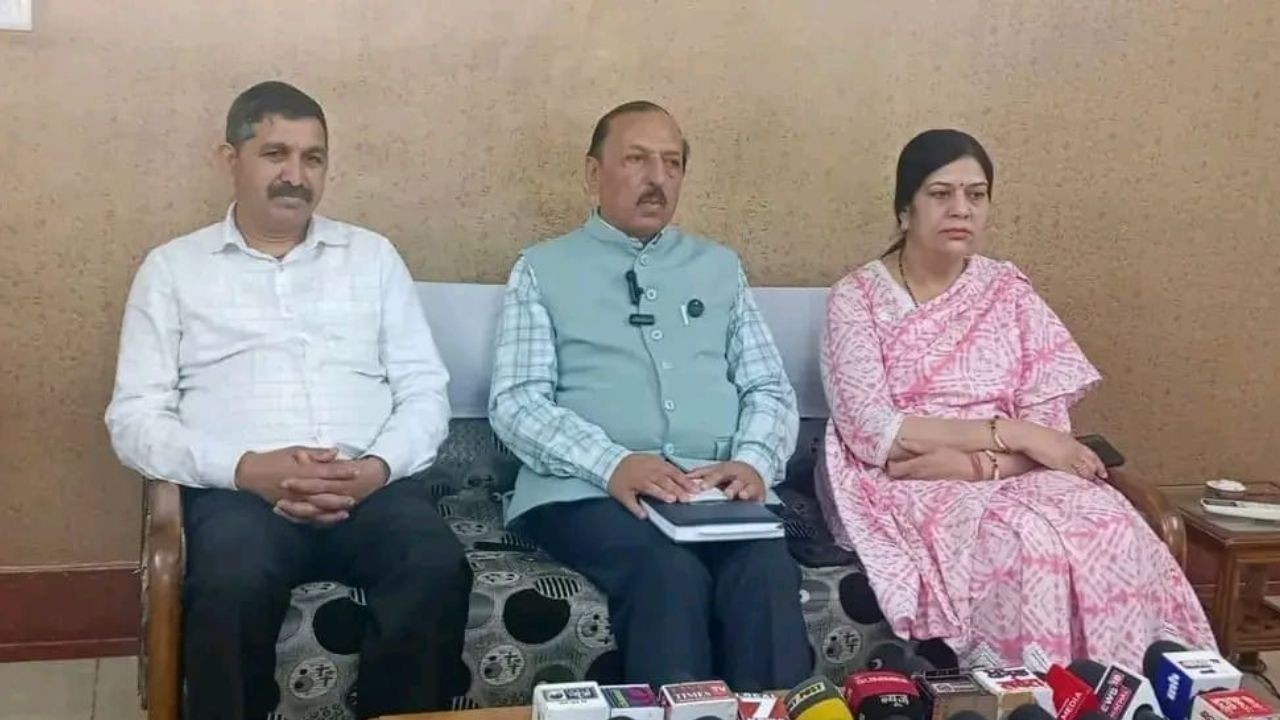 हमीरपुर में डॉ. एसपी कत्याल ने आंगनवाड़ी, स्कूल और राशन डिपुओं का पूरा निरीक्षण किया