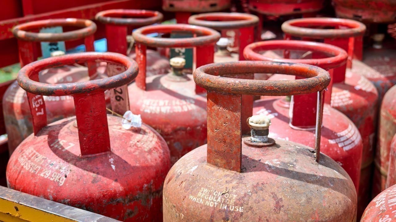 एलपीजी सिलेंडर महंगा, छोटे और कॉमर्शियल गैस के दाम बढ़े, आम लोगों पर बढ़ा बोझ