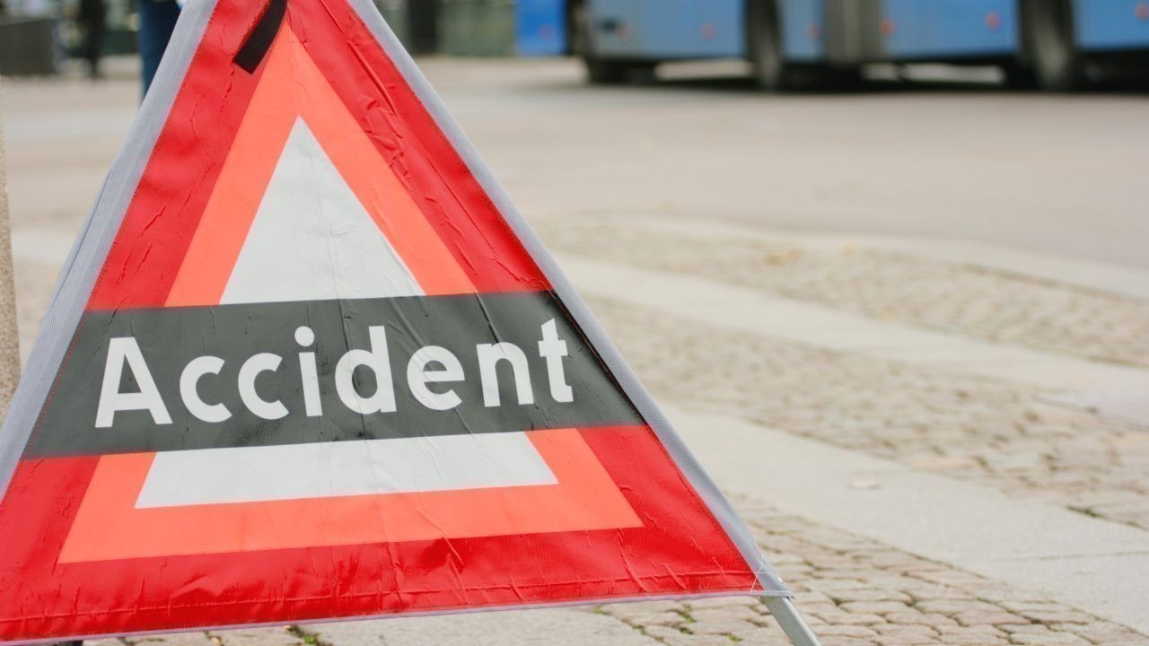 सिरमौर जिले संगड़ाह के चड़ाना क्षेत्र में देर रात स्विफ्ट कार खाई में गिरने से दो युवकों की मौत