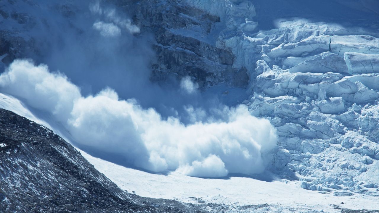 अटल टनल और लाहौल-स्पीति में हिमस्खलन की चेतावनी, प्रशासन ने सख्त कदम उठाए