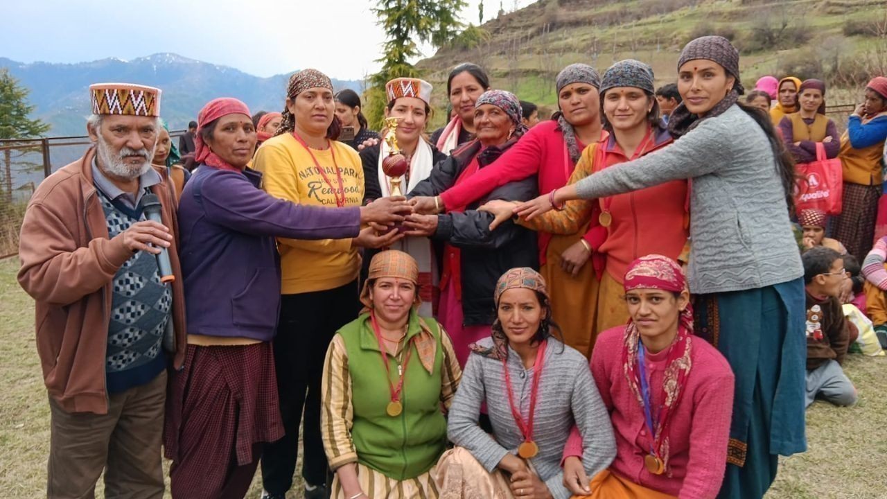 बंजार के टील बारधार में पहली बार महिलाओं की क्रिकेट प्रतियोगिता का आयोजन