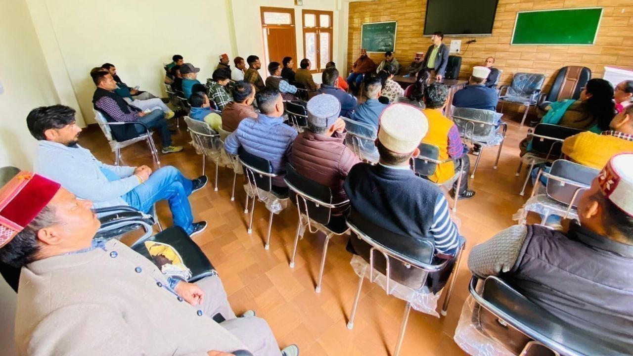 बंजार विधानसभा क्षेत्र में सड़कें खराब और बस सेवाएं ठप, आम जनता परेशान