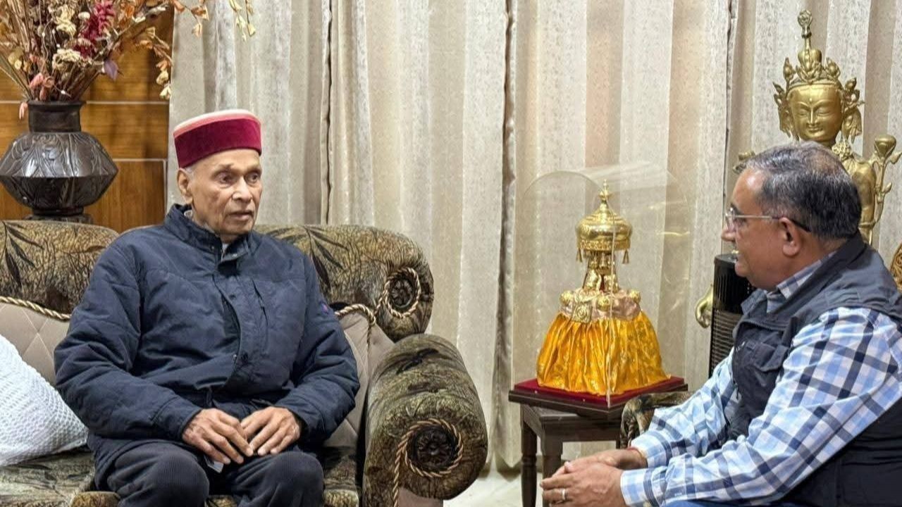 पूर्व विधायक विजय अग्निहोत्री ने पूर्व मुख्यमंत्री प्रेम कुमार धूमल से मुलाकात कर लिया आशीर्वाद