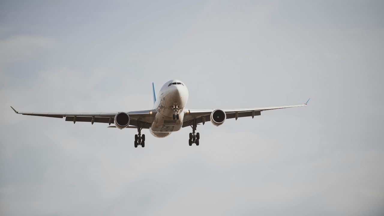 हिमाचल सरकार ने शिमला और धर्मशाला के लिए दैनिक हवाई सेवाएं शुरू करने का MoU किया साइन