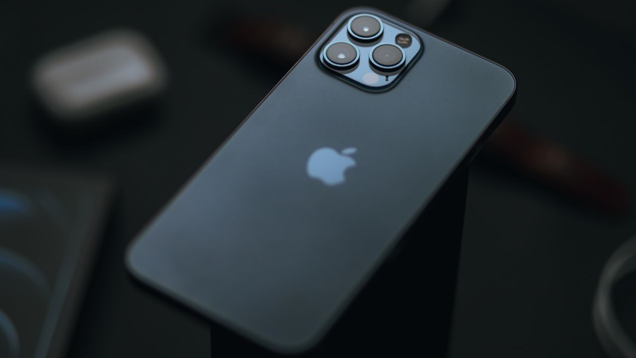 आईफोन के शौक में नाबालिग बेटे ने मां के गहने गिरवी रखकर लोन लिया