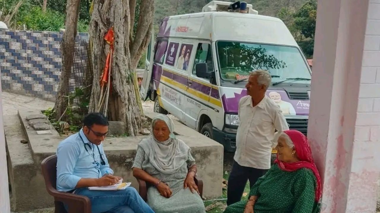 हमीरपुर क्षेत्र में सांसद मोबाइल टीम ने आयोजित किए स्वास्थ्य जांच शिविर