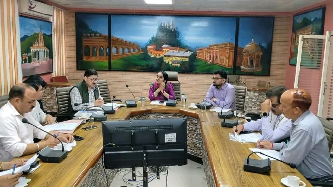 DC ने अधिकारियों संग की समीक्षा बैठक, हमीरपुर में बस स्टैंड शिफ्ट और विकास कार्यों पर चर्चा