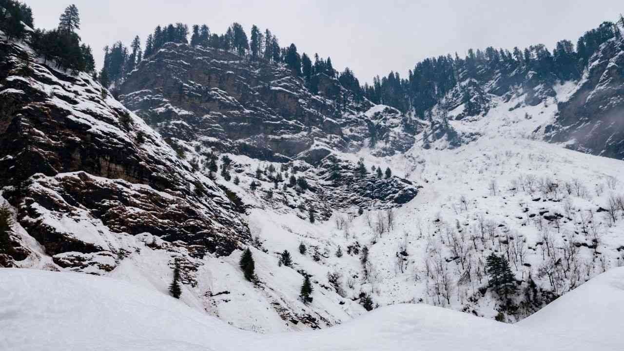 अचानक मौसम बदला, हिमाचल के पहाड़ी इलाकों में बर्फ और बारिश ने बढ़ाई ठंड