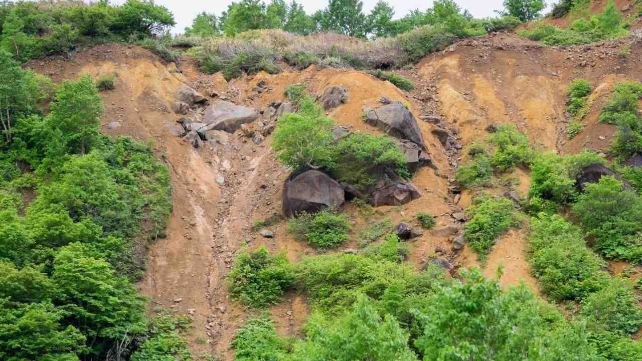 भूस्खलन के कारण भवन और होटल प्रभावित, कुल्लू में लोगों की चिंता बढ़ी