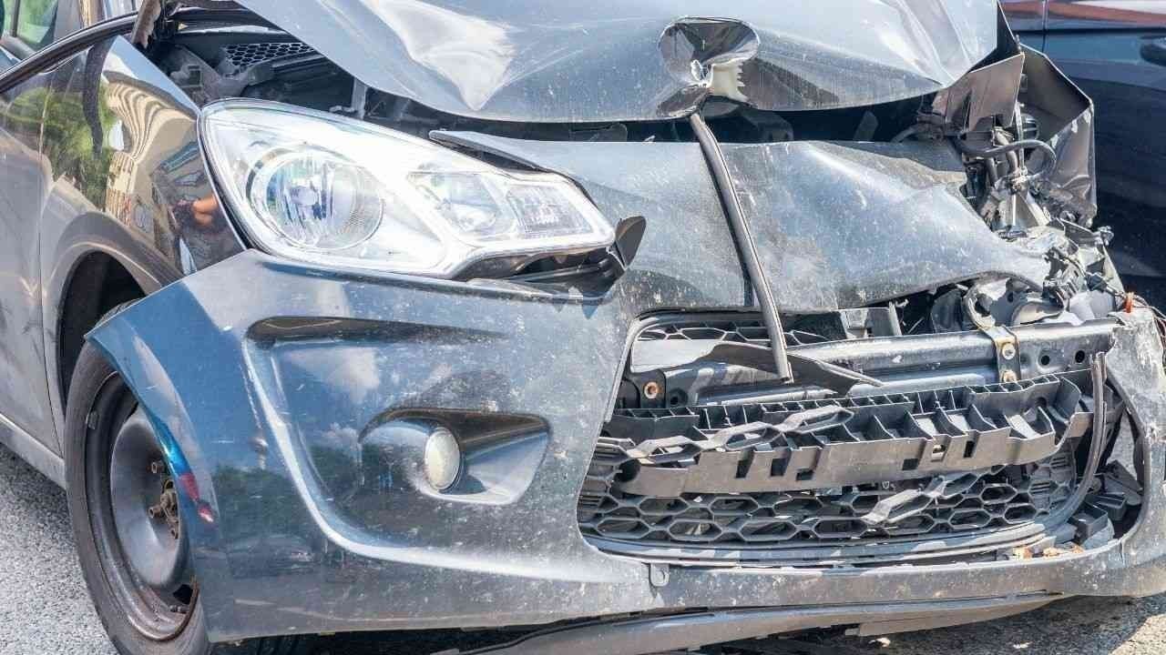 नाहन-शिमला हाईवे पर भीषण टक्कर, दो कारें आपस में भिड़कर पूरी तरह चकनाचूर