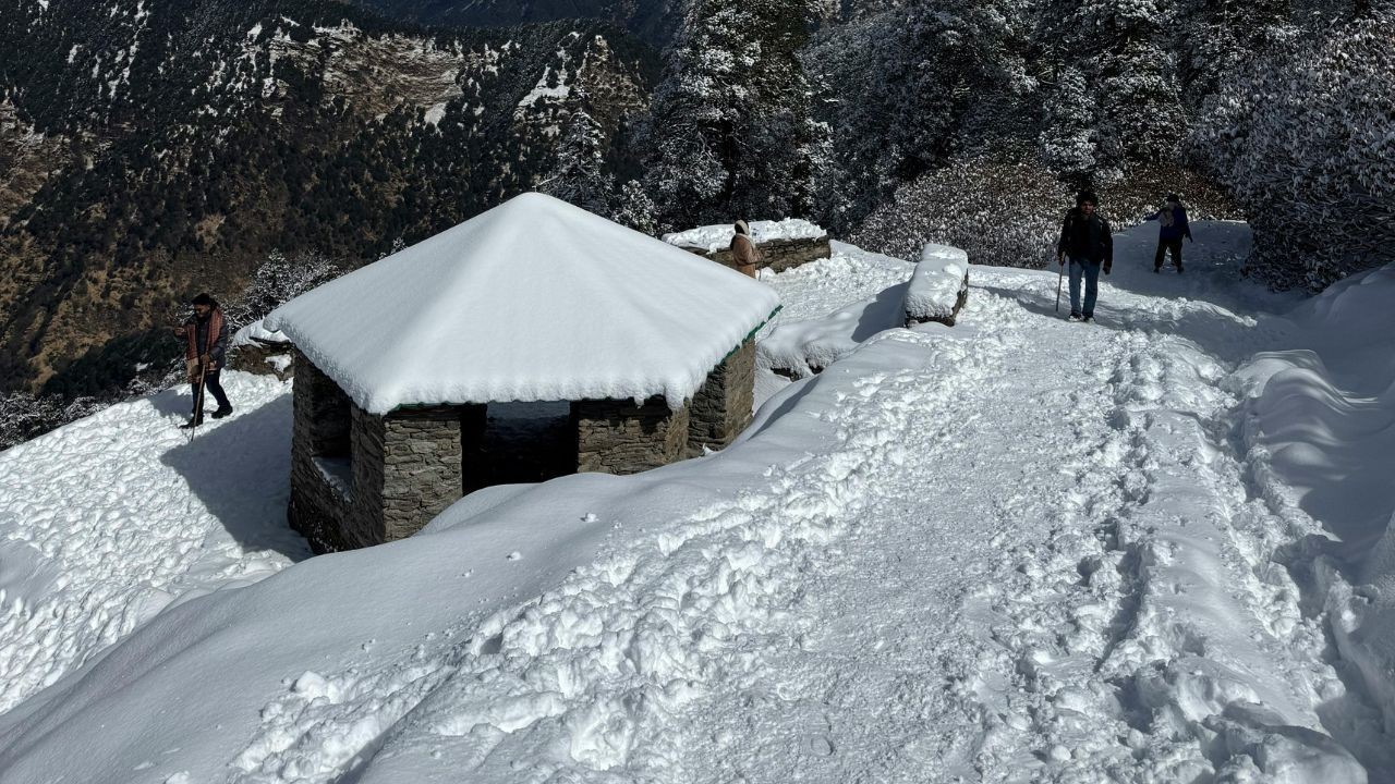 चूड़धार में 4 फुट जमी बर्फ भक्तों की यात्रा रुकी, फसलों को नुकसान