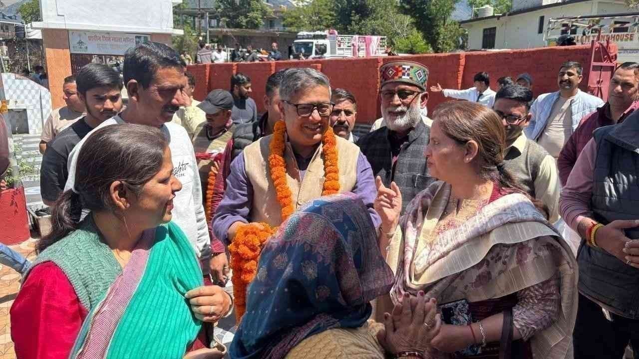 पालमपुर के वार्ड 9 चौकी में नाला मंदिर के स्नानागार को नया बनाकर लोगों के लिए खोला गया