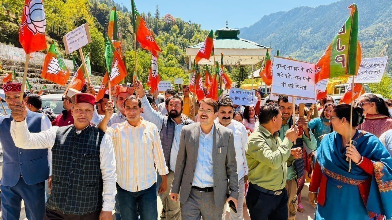 बंजार में भाजपा का जोरदार धरना-प्रदर्शन, कांग्रेस सरकार की नीतियों और विकास कार्यों पर उठाए सवाल