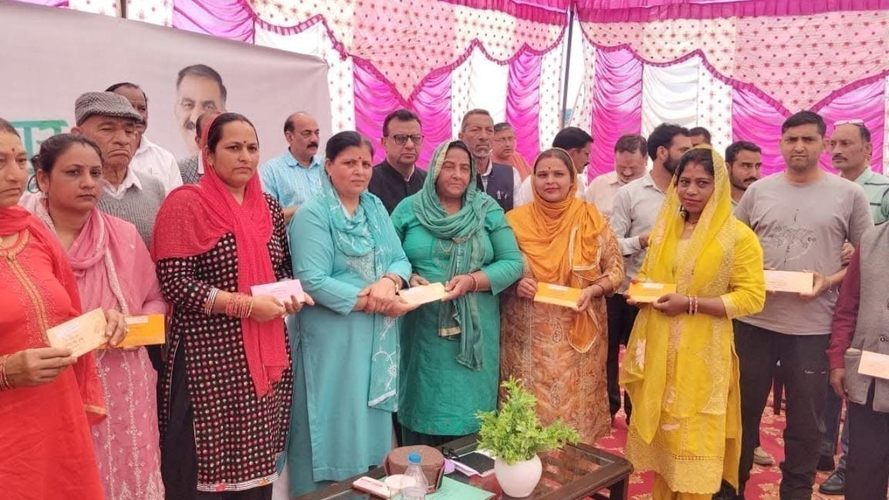 नादौन में 140 जरूरतमंदों को 39 लाख की राहत राशि, कमलेश ठाकुर ने बांटे स्वीकृति पत्र