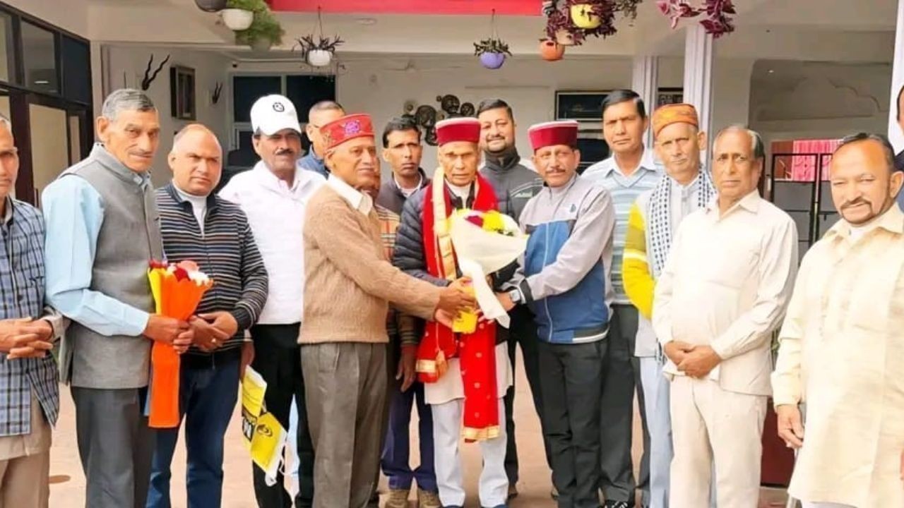 टौणी देवी मंदिर कमेटी ने पूर्व मुख्यमंत्री प्रेम कुमार धूमल को जन्मदिवस पर समीरपुर में सम्मानित किया