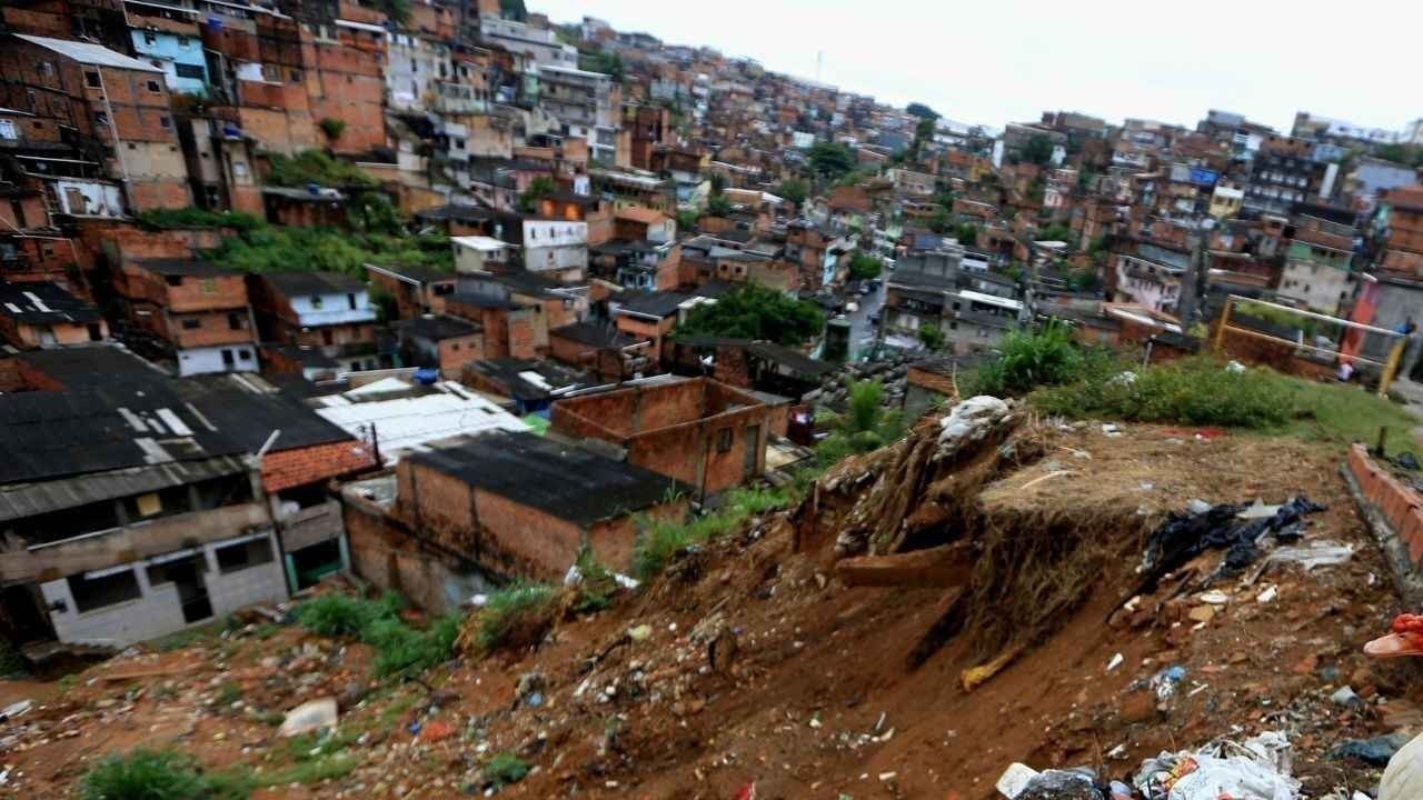 शनान में भूस्खलन के बाद तीन मकानों को खतरा, नगर निगम ने लिया एक्शन