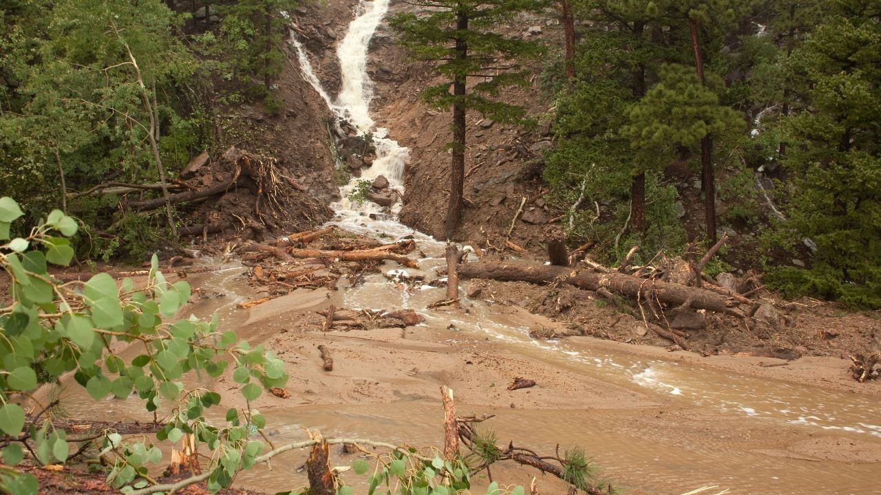 बघेईगढ़–चांजू रोड पर लैंडस्लाइड, चंबा में सड़क पूरी तरह बंद, बड़ा हादसा टला