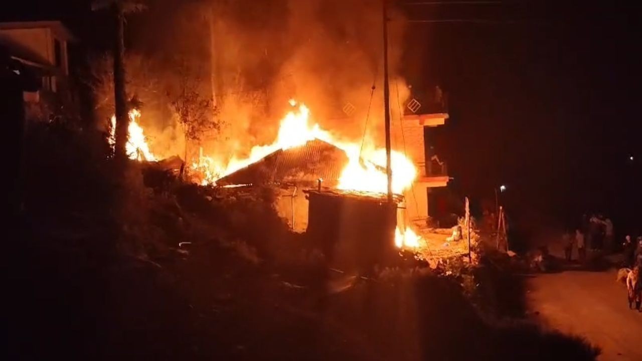 सिरमौर के टपरोली में भीषण आग से मकान और गौशाला जलकर राख, लाखों का नुकसान