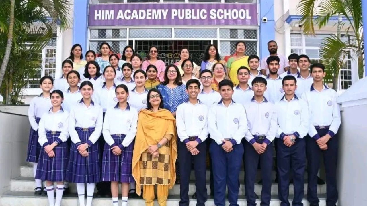 हिम अकैडमी विकास नगर का 10वीं में 100% परिणाम, छात्रों ने रचा इतिहास