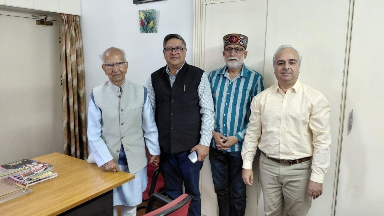 पालमपुर विकास और पर्यटन पर विधायक आशीष बुटेल ने शांता कुमार से की मुलाकात