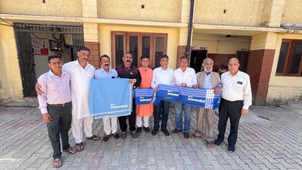 घुमारवीं अस्पताल में संवेदना संस्था को सामाजिक संस्था का बड़ा सहयोग, मरीज सहायकों को राहत