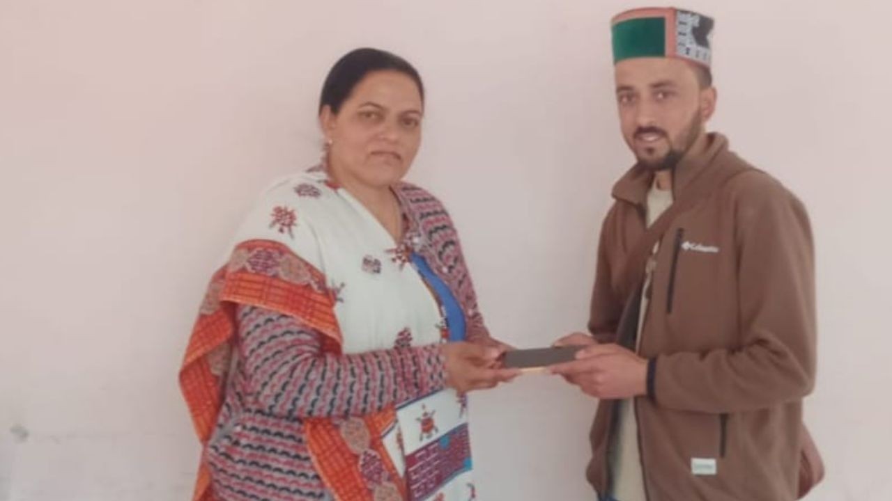 कुल्लू में महिला हवलदार बनी मिसाल, खोया मोबाइल सही मालिक तक पहुंचाया