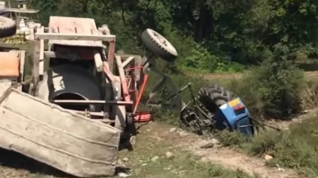 कांगड़ा में सड़क हादसा, ओवरटेकिंग के दौरान ट्रैक्टर चालक ने खोया संतुलन