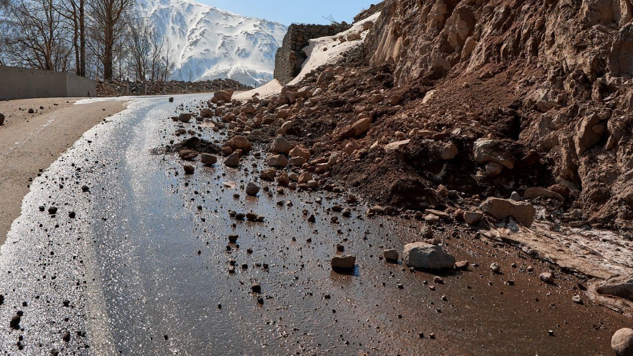 मणिकर्ण घाटी के घटिगढ़ मार्ग पर अचानक भूस्खलन, वाहन पर गिरा मलबा, ग्रामीणों ने जताई सुरक्षा की चिंता