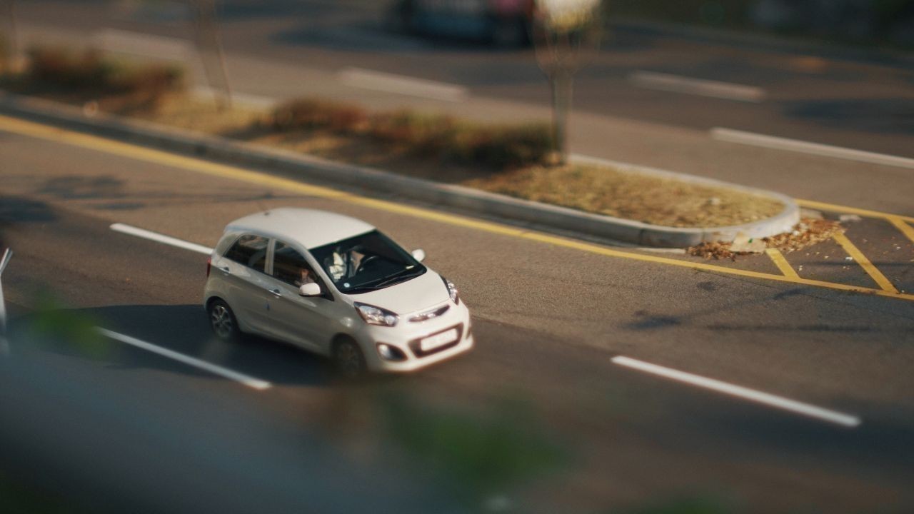 हाईवे पर तेज रफ्तार में स्टंट का वीडियो वायरल, लोगों ने की सख्त कार्रवाई की मांग