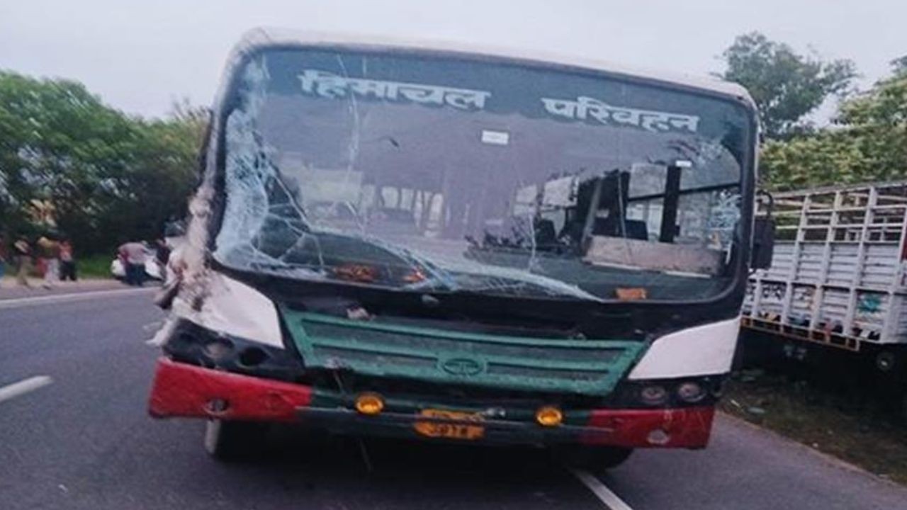 हमीरपुर के मैड़ में HRTC बस और ट्रक की जोरदार टक्कर, चालक घायल