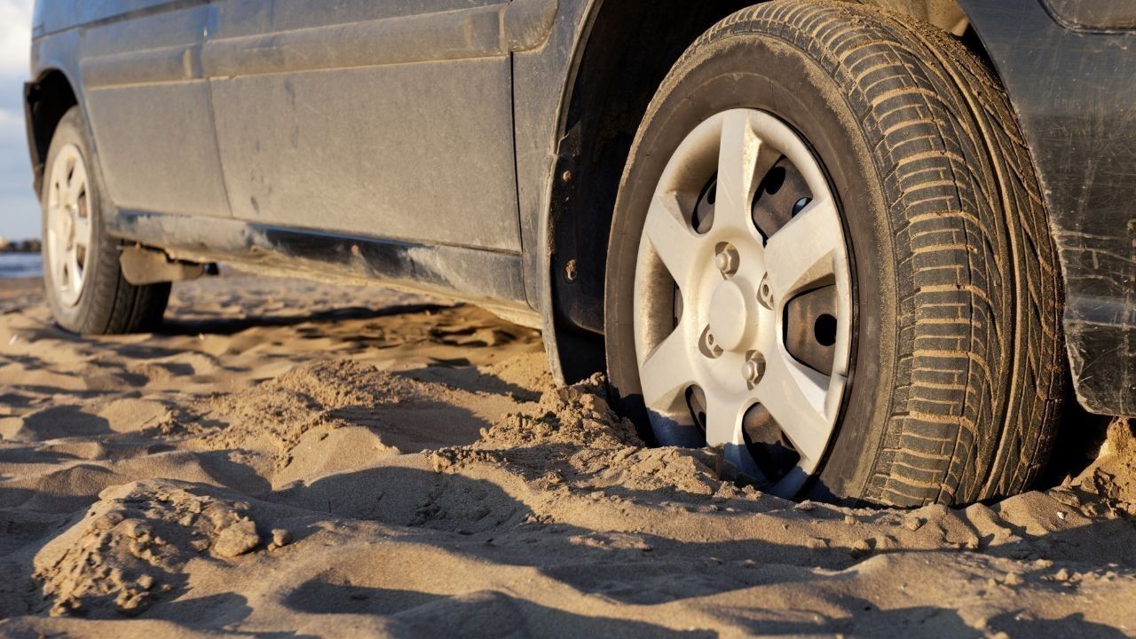 नदी किनारे खतरनाक इलाके में लापरवाही से बीच रास्ते में फंसी फॉर्च्यूनर गाड़ी