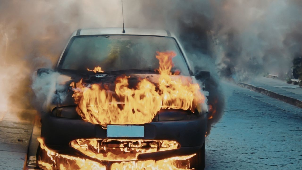 बद्दी बसंती बाग मार्केट में ट्रांसफार्मर स्पार्किंग से दो कारें जलकर खाक